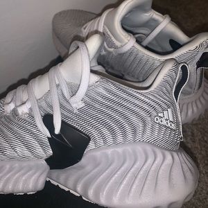 ⭐️ADIDAS ALPHABOUNCE INSTINCT⭐️